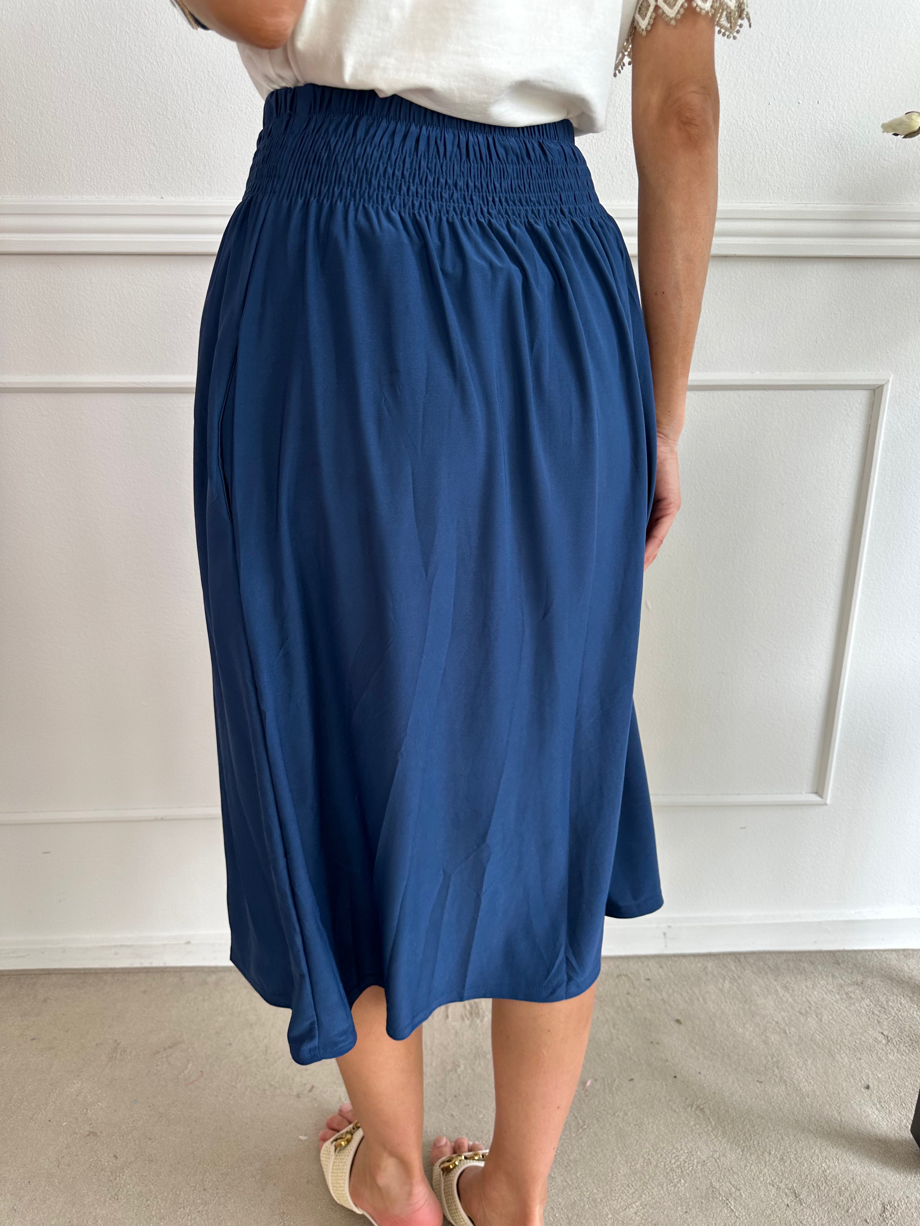 Pams Plain Midi Skirt - Kjol i stretchigt material med fickor